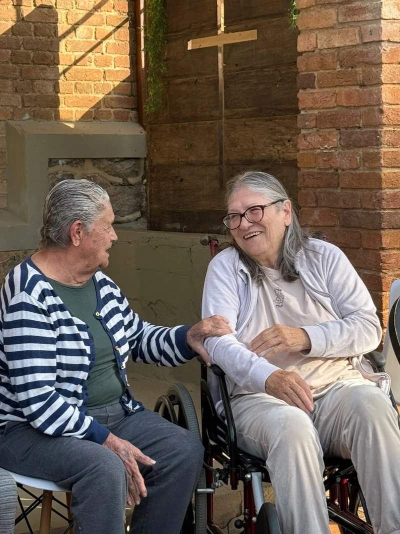 Moradores da Villa Buriti conversando na varanda