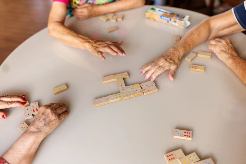 Mãos de moradores durante uma atividade de mesa