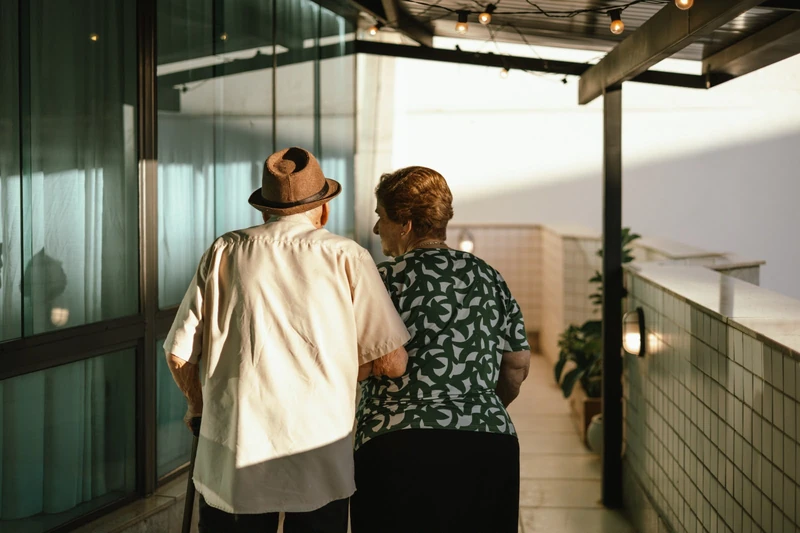 Casal de moradores na varanda da Villa Toscana